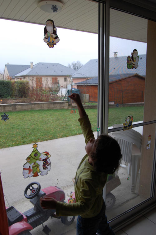 On pose des stickers aux fenêtres
