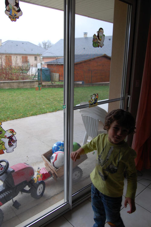 On pose des stickers aux fenêtres