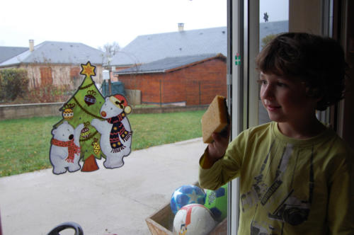 On pose des stickers aux fenêtres