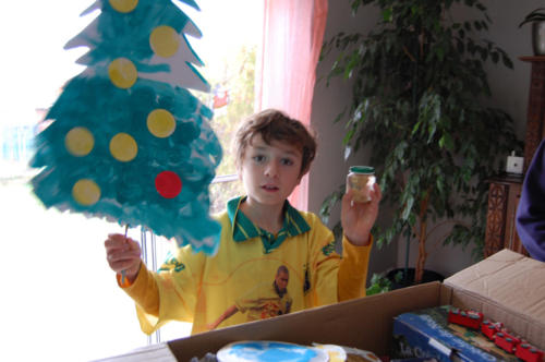 Quentin ressort le sapin qu'il avait fait à l'école étant petit