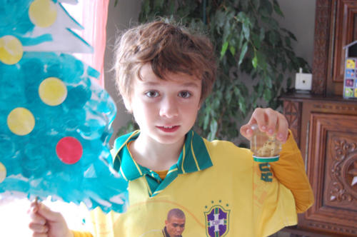 Quentin ressort le sapin qu'il avait fait à l'école étant petit