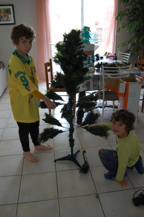 On commence à monter le sapin