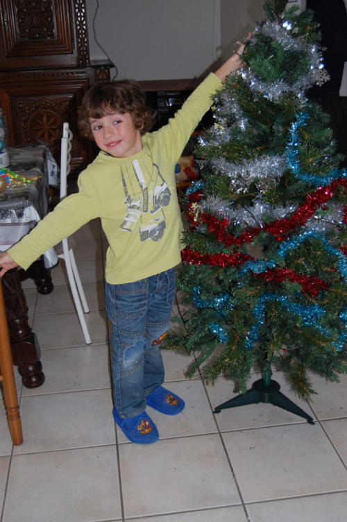 Lucas devant le sapin