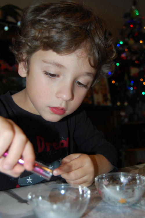 Lucas verse des paillettes